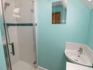 a bathroom with a shower and a sink at Rose Cottage in Stratford-upon-Avon +11 photos