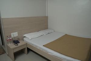 Postel nebo postele na pokoji v ubytování Hotel Aashish Deluxe Pet Friendly