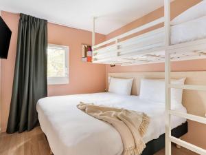 Ліжко або ліжка в номері greet Hôtel Prévessin Genève Aéroport
