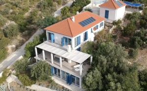 Το κτήριο όπου στεγάζεται  η παραθεριστική κατοικία