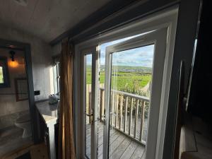 Μπαλκόνι ή βεράντα στο Hidden Hut Shepards Hut Sleeps 2
