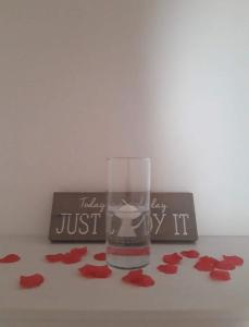 een glas op een tafel met rode hartjes bij Dimora Storica Gold Room in Ruviano