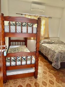 Un pat sau paturi într-o cameră la Casa Sol Ubatuba - Suítes por Temporada