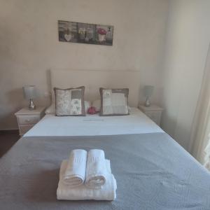 a bedroom with a bed with two towels on it at VILLAS COSETTE Apartamento CAMILLE in Sant Feliu de Guixols