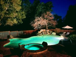 Log Cabin w/ pool, spa, game room, sleeps 20 tesisinde veya buraya yakın yüzme havuzu