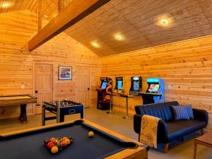 Log Cabin w/ pool, spa, game room, sleeps 20 tesisinde oyun odası