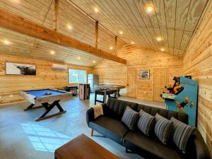 Coarsegold şehrindeki Log Cabin w/ pool, spa, game room, sleeps 20 tesisine ait fotoğraf galerisinden bir görsel