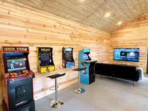 Log Cabin w/ pool, spa, game room, sleeps 20 tesisinde oyun odası