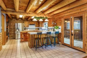 Log Cabin w/ pool, spa, game room, sleeps 20 tesisinde mutfak veya mini mutfak