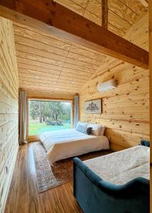 Log Cabin w/ pool, spa, game room, sleeps 20 tesisinde bir odada yatak veya yataklar
