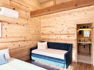Log Cabin w/ pool, spa, game room, sleeps 20 tesisinde bir odada yatak veya yataklar