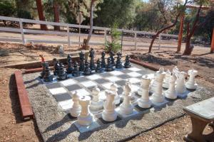 Un tablero de ajedrez sobre una mesa en un parque. en Doe Cabin Hot Tub/Playground/Game Room and more!, en Yosemite Forks