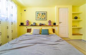 Posteľ alebo postele v izbe v ubytovaní 4 Bedroom Lovely Home In Veliki Vareski