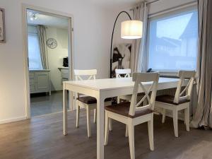 BüchenbronnにあるMinihotel Büchenbronnの白いダイニングテーブル(椅子、鏡付)