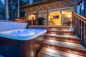 un jacuzzi en la terraza de una casa en Tiny home with spa/firepit/and more, en Yosemite Forks 37 fotos más