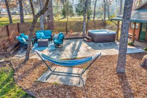 Κήπος έξω από το Log Cabin sleeps 20 with hot tub, EV Charger, firepit