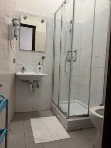 un bagno con doccia, lavandino e WC di Destination In Rome a Roma