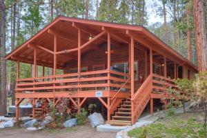 une grande maison en bois dans les bois dans l'établissement Acorn Alley Inside Yosemite - Dog Friendly w/Hot tub, Fire pit, EV Charger, à North Wawona