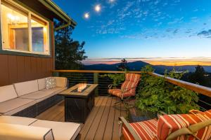 eine Terrasse mit einem Sofa, Stühlen und einem Tisch in der Unterkunft Skyline Lodge- 5 bedrooms with stunning views in Bass Lake