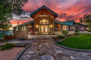 ein großes Haus mit einem Gameradach in der Unterkunft Skyline Lodge- 5 bedrooms with stunning views in Bass Lake