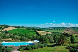 una imagen de una villa con piscina en un campo verde en Casal dei Fichi, en Francavilla dʼEte