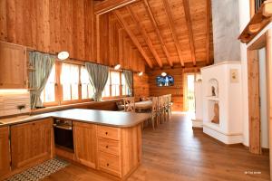 Kuchyň nebo kuchyňský kout v ubytování Chalet Maciana