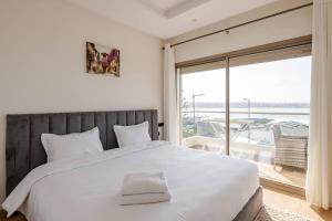 Llit o llits en una habitació de Luxurious Apt - Sea View