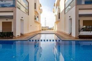 Piscina a Luxurious Apt - Sea View o a prop