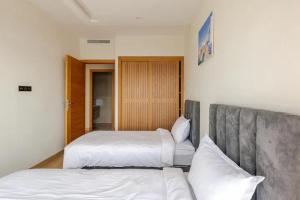Llit o llits en una habitació de Luxurious Apt - Sea View