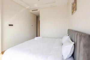 Llit o llits en una habitació de Luxurious Apt - Sea View