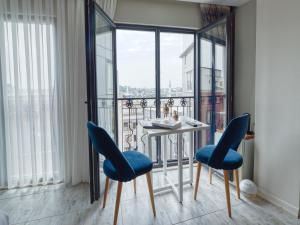 jadalnia ze stołem i niebieskimi krzesłami w obiekcie GALATAGREENAPPLEHOTEL w Stambule