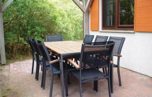 Κήπος έξω από το Awesome Home In Fuhlendorf With Kitchen