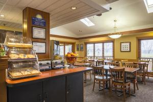 um restaurante com uma cafetaria com mesas e cadeiras em Days Inn by Wyndham Harrisburg North em Harrisburg