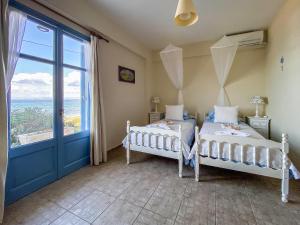 Posteľ alebo postele v izbe v ubytovaní Kyparissis Beach Houses