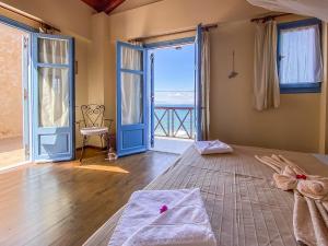 Posteľ alebo postele v izbe v ubytovaní Kyparissis Beach Houses