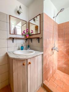 Kúpeľňa v ubytovaní Kyparissis Beach Houses + 26 fotografií