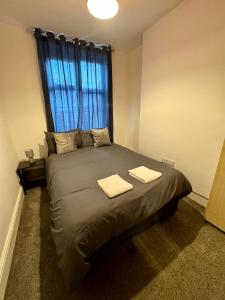 Postel nebo postele na pokoji v ubytování Cozy Room By Gloucester Road
