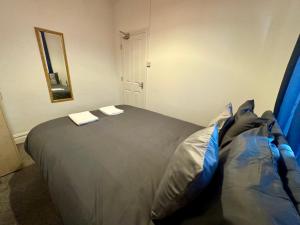 Postel nebo postele na pokoji v ubytování Cozy Room By Gloucester Road