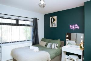 Ένα ή περισσότερα κρεβάτια σε δωμάτιο στο 3bedrooms Stylish Home with Free Parking & Hot Tub