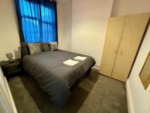 Postel nebo postele na pokoji v ubytování Cozy Room By Gloucester Road