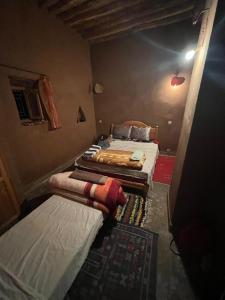Katil atau katil-katil dalam bilik di Authentic riad & activities Erg