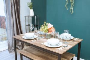 Φωτογραφία από το άλμπουμ του 3bedrooms Stylish Home with Free Parking & Hot Tub σε Amley