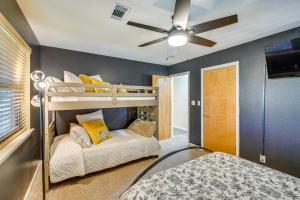 Ένα ή περισσότερα κρεβάτια σε δωμάτιο στο Hot Springs Condo on Lake Hamilton with Views! +31 φωτογραφίες