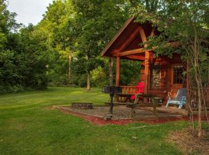 Aed väljaspool majutusasutust Mill Creek Cabins