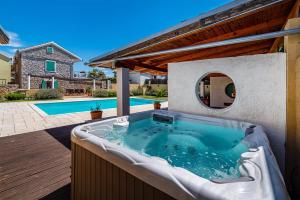 Hồ bơi trong/gần MY DALMATIA - Villa Kadulja with private pool and tennis court