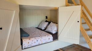 a bedroom with a bed in a small room at Sfeervolle groepsaccommodatie met hottub in natuurgebied in Wateren
