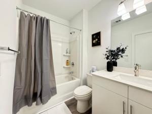 Un baño blanco con inodoro y lavabo. en Luxury 1B1B with Balcony Downtown 542Blvd, en Atlanta