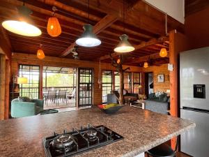 Kuchyň nebo kuchyňský kout v ubytování Croc's Nest Bush Lodge