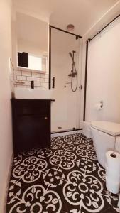 ロトルアにあるAdorable Self Contained One Bedroom Studioの浴槽、洗面台、トイレを備えたバスルーム