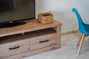 TV a/nebo společenská místnost v ubytování Apartment with private patio